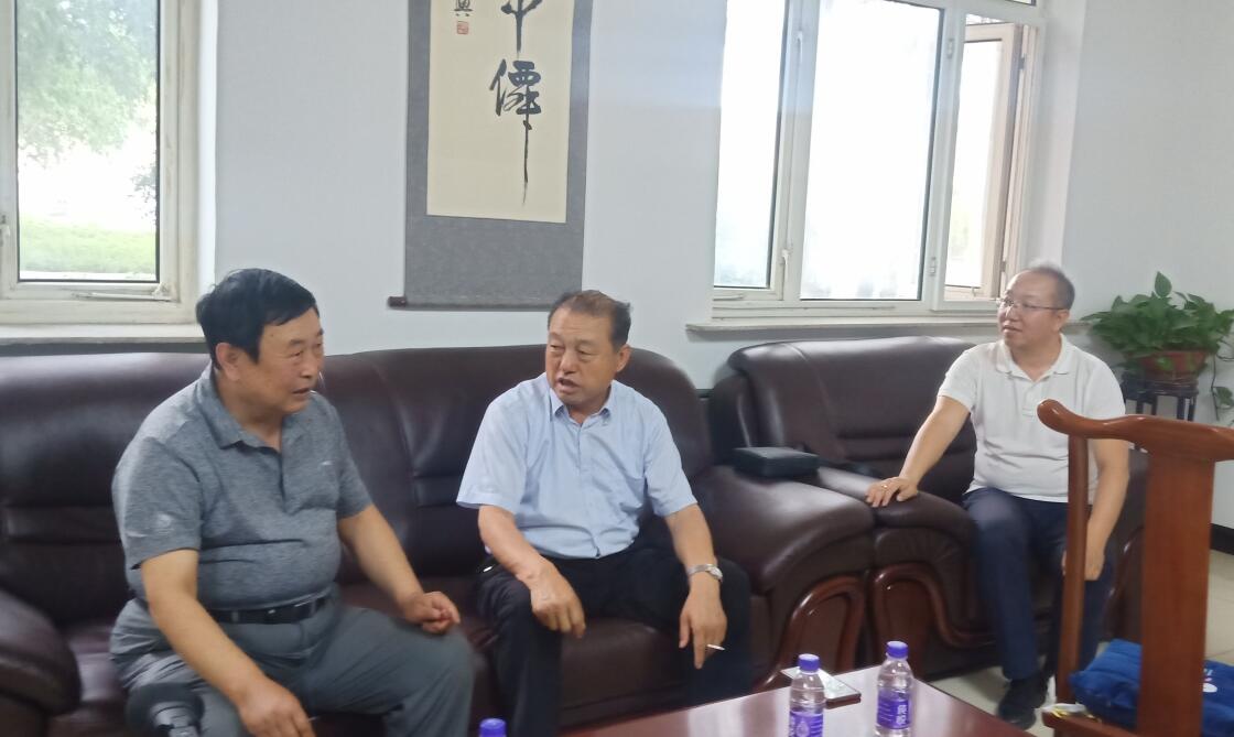 林永亮執(zhí)行會(huì)長一行到內(nèi)蒙古草原萬旗畜牧飼料有限公司和內(nèi)蒙古東方萬旗肉牛產(chǎn)業(yè)有限公司調(diào)研